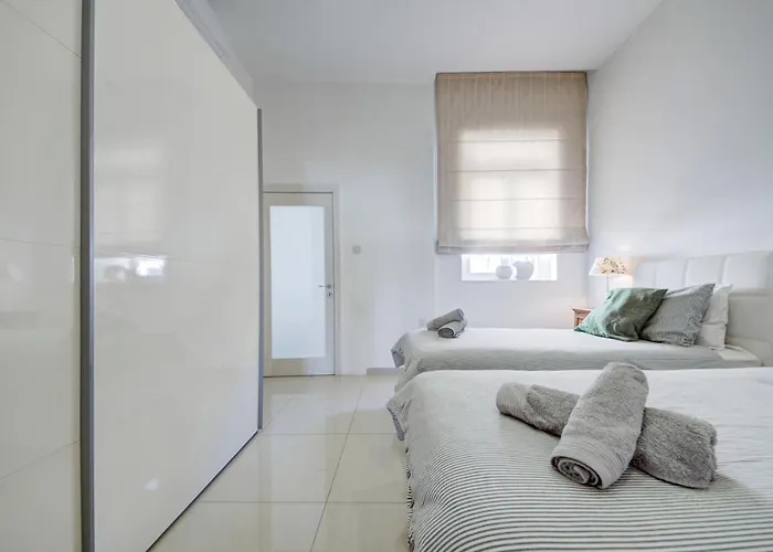 Luxury With Sea Views شقة *